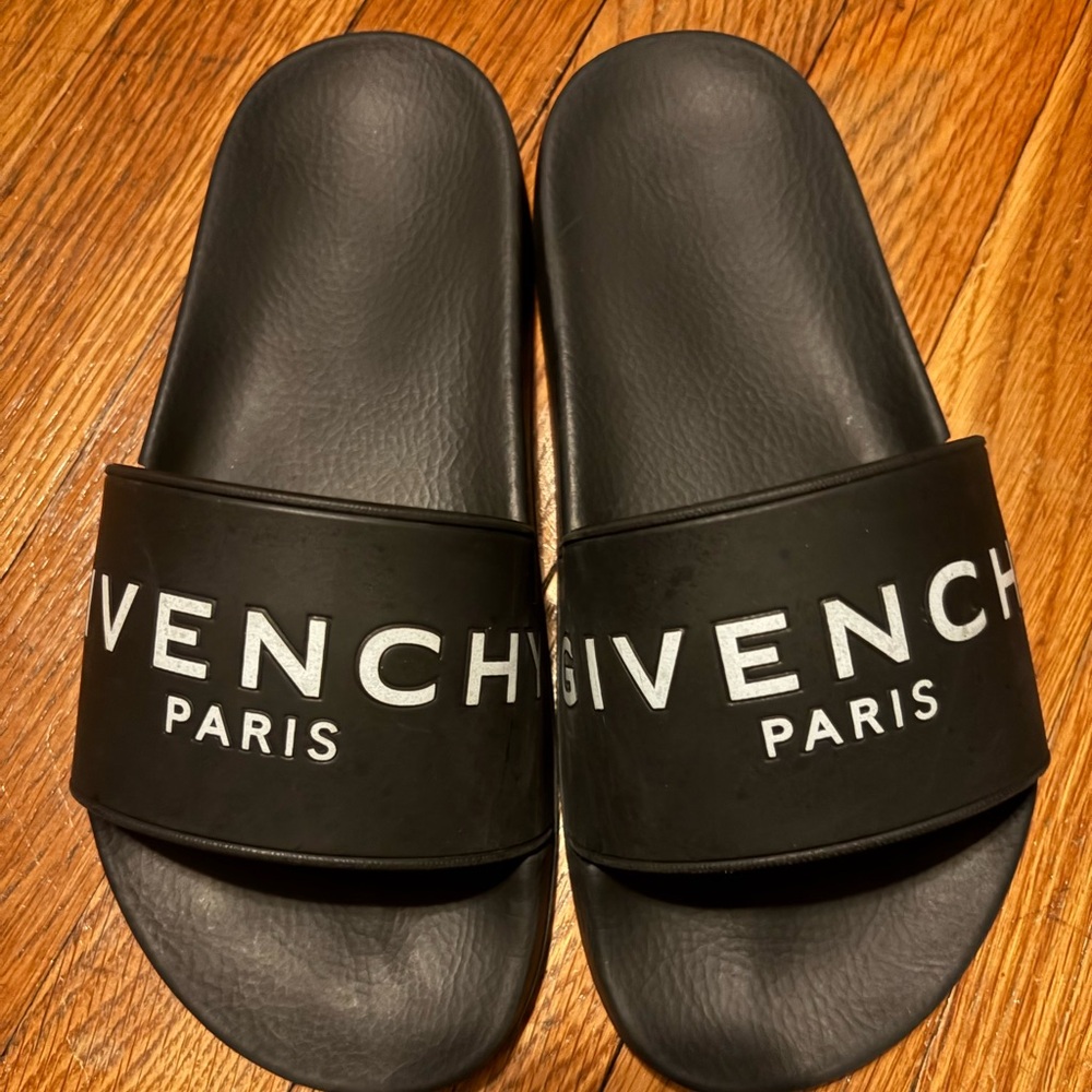 Kids Givenchy slides size 4y
